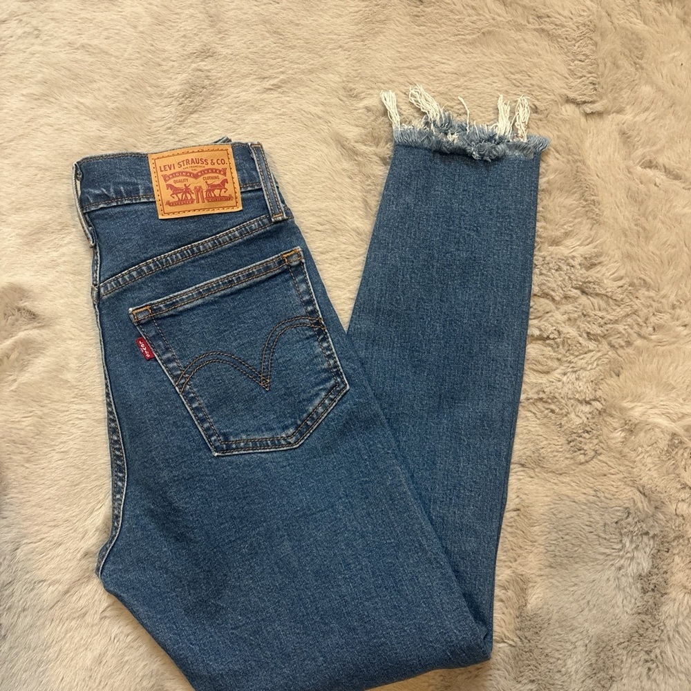 Levi's Classic Blue Cropped Women's Jeans